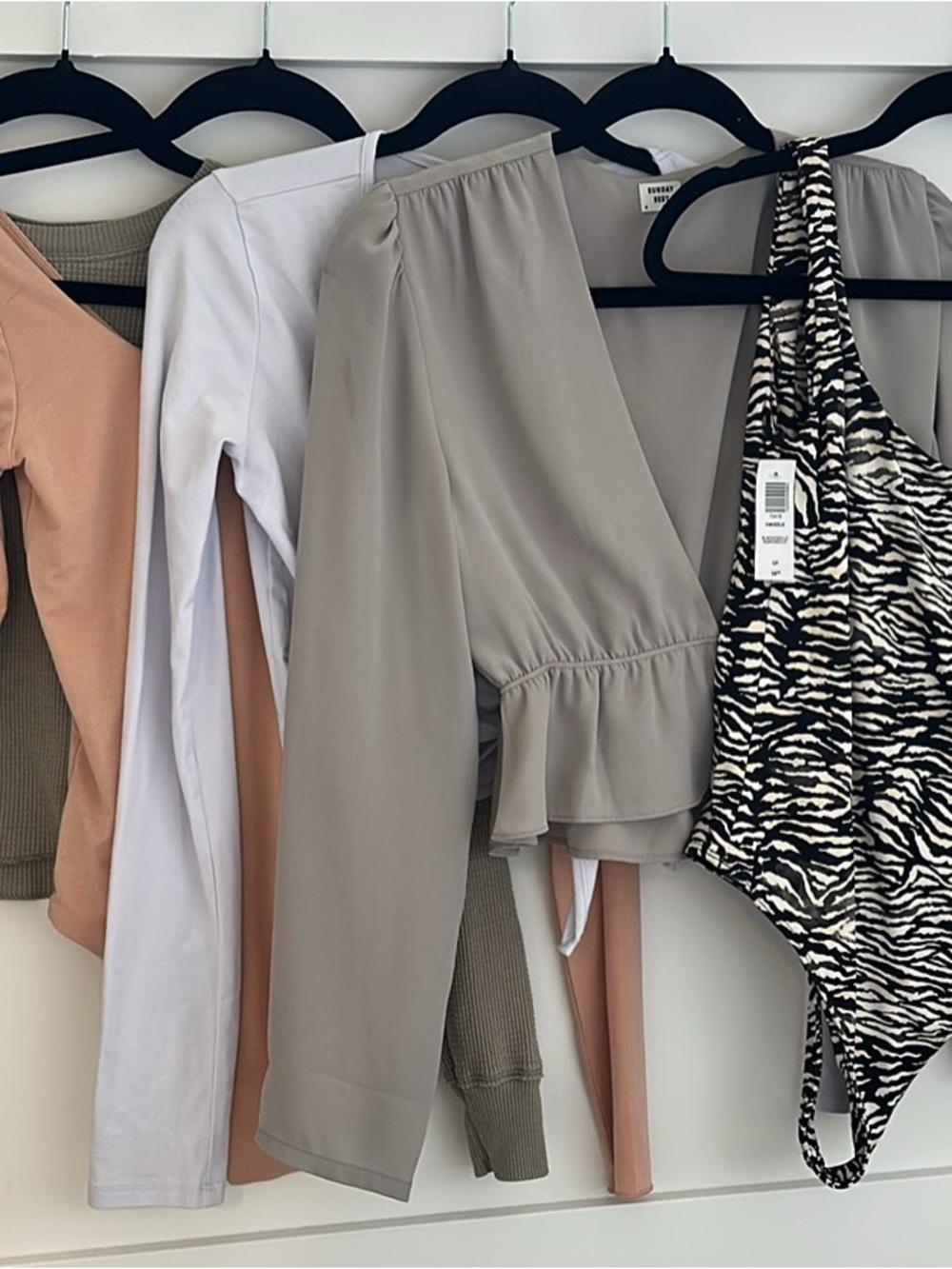Aritzia tops lot - Picture 2 of 11